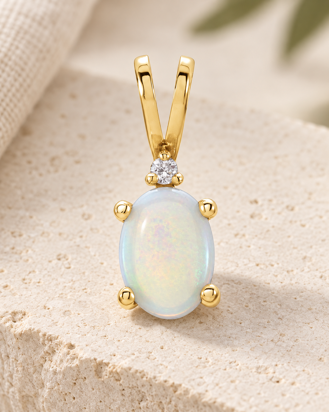 Висулки · 14K жълто злато · Естествен бял опал · Овална · 7 × 5 mm · 0,01 ct — натюрморт върху светъл камък