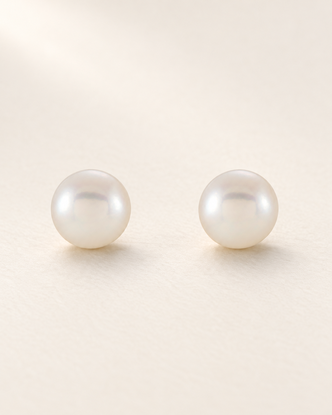 Обеци · 14K жълто злато · Култивирана бяла сладководна перла · Перла · 4,0-4,5 mm — студиен кадър на чифта