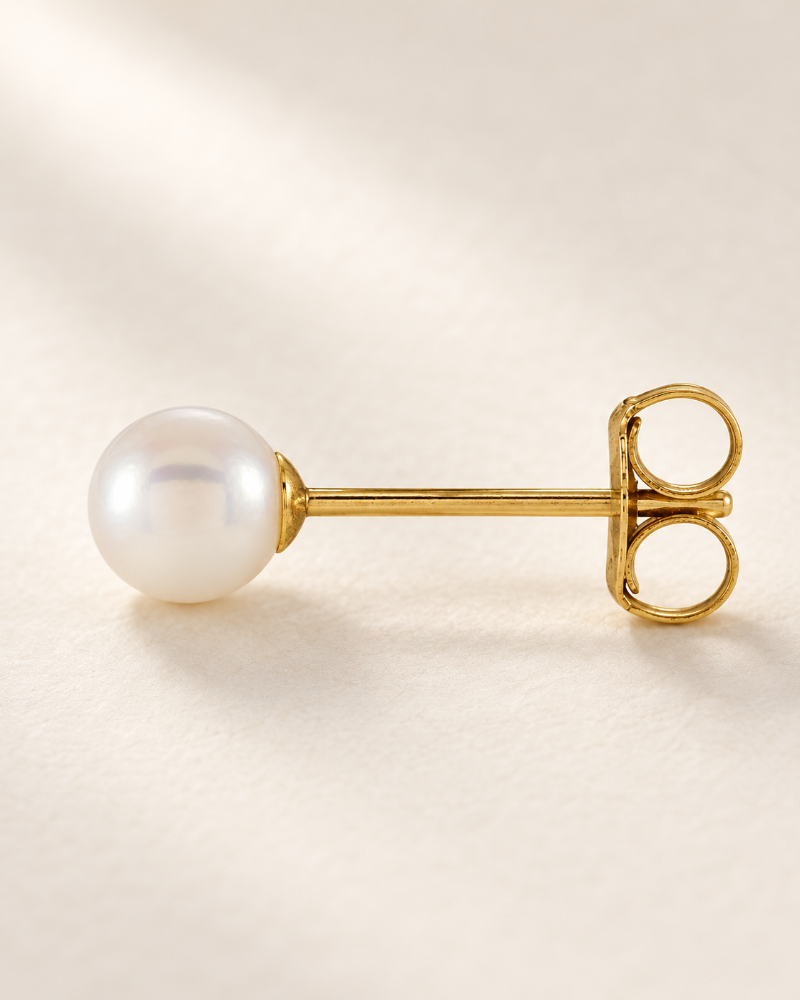 Обеци · 14K жълто злато · Култивирана бяла сладководна перла · Перла · 4,0-4,5 mm — детайл на перлата и златния щифт