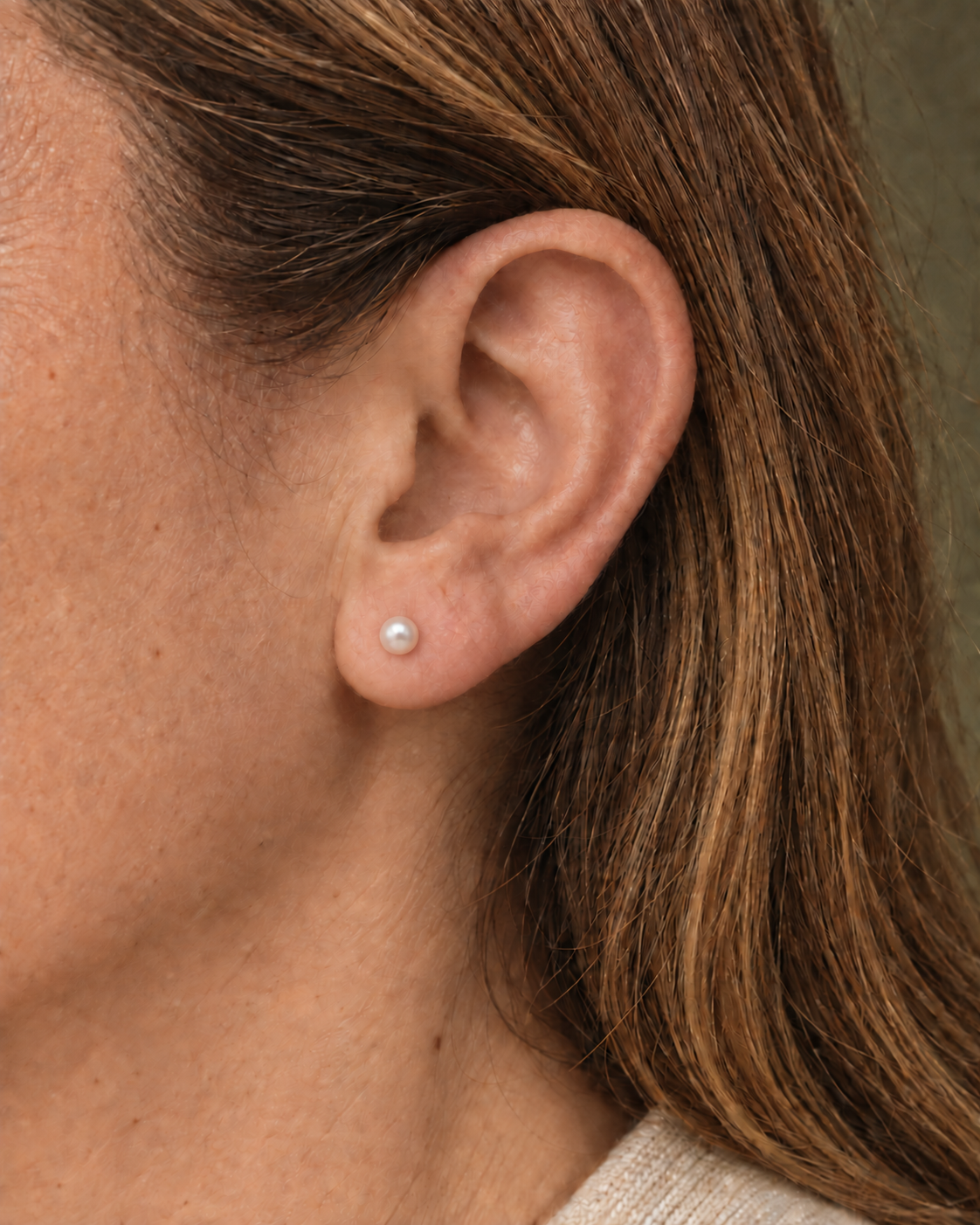 Обеци · 14K жълто злато · Култивирана бяла сладководна перла · Перла · 4,0-4,5 mm — перлена обеца върху ухо