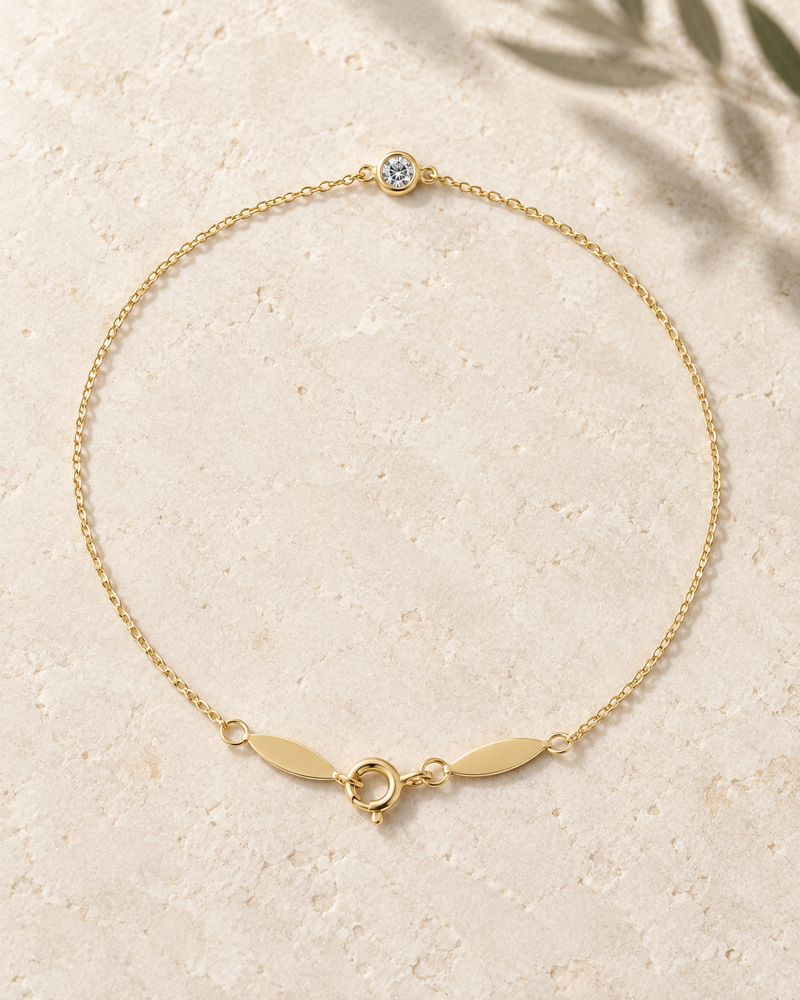 Гривни · 14K жълто злато Vermeil · Лабораторно създаден диамант · Кръгла · 2,8 mm · 0,08 ct — натюрморт върху светъл камък